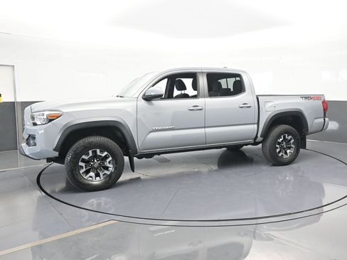 Used 2019 Toyota Tacoma TRD Off-Road image 2