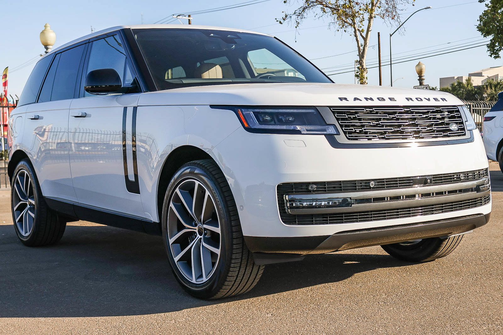 New 2026 Land Rover Range Rover SE AWD/4WD image 3