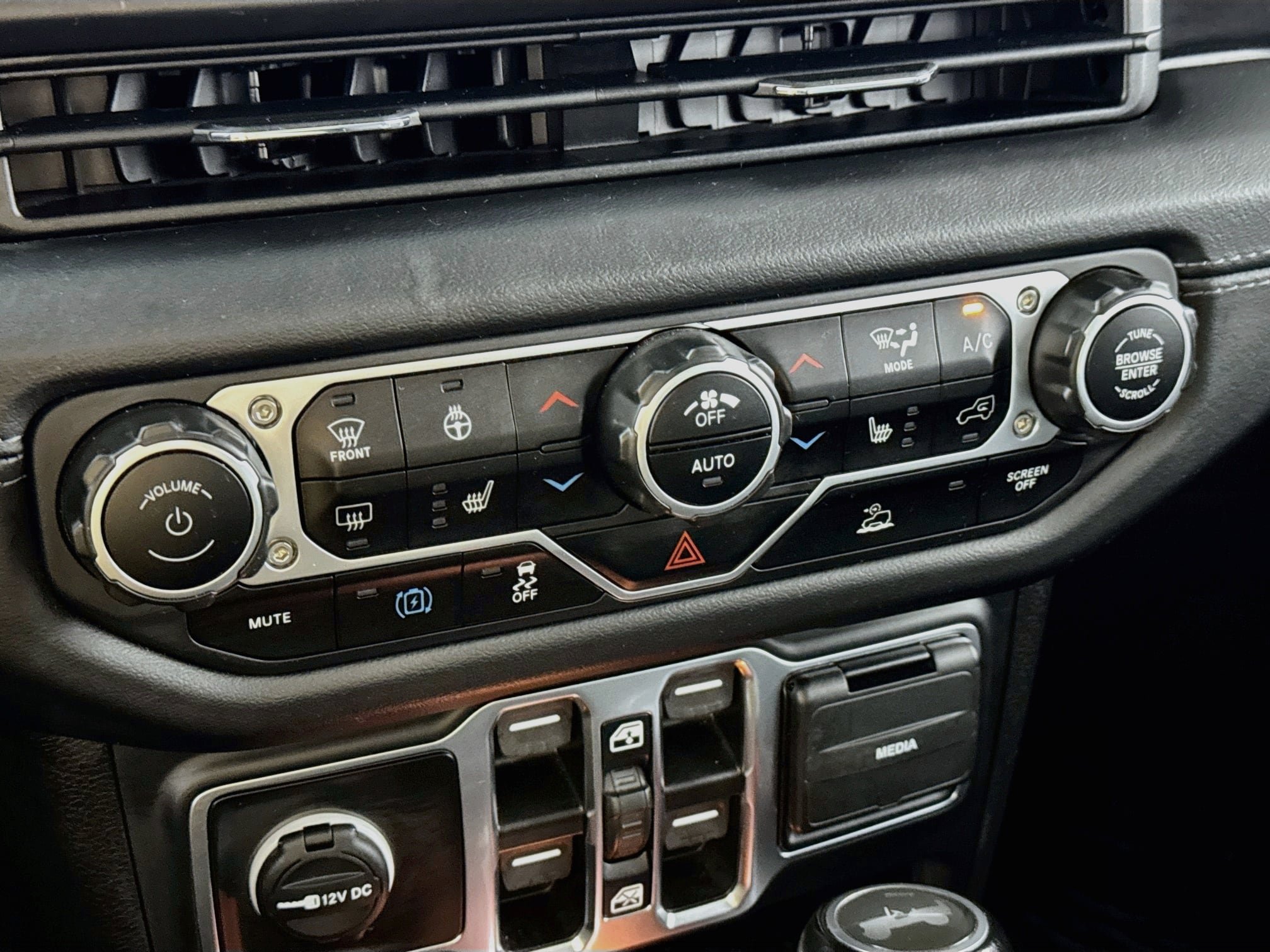 Used 2024 Jeep Wrangler Unlimited Sahara w/ Technology Group AWD/4WD image 18