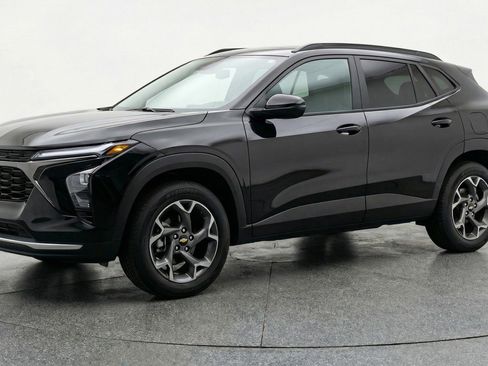 Used 2025 Chevrolet Trax LT image 3