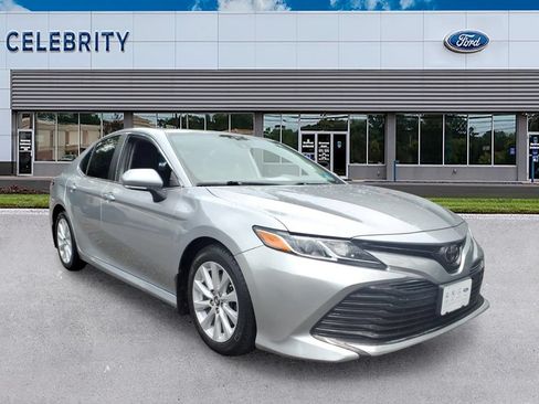 Used 2019 Toyota Camry LE w/ Convenience Package FWD image 1