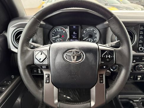 Used 2020 Toyota Tacoma TRD Off-Road w/ TRD Premium Off Road Package image 31