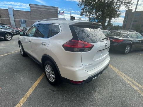 Used 2017 Nissan Rogue SV w/ SV Premium Package image 4