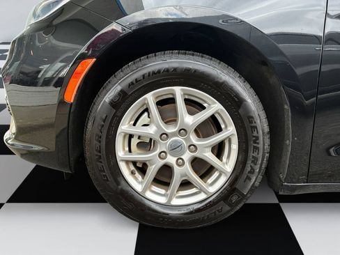 Used 2024 Chrysler Pacifica Touring-L FWD image 14