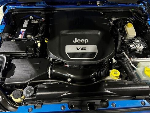 Used 2015 Jeep Wrangler Sahara w/ Connectivity Group AWD/4WD image 34