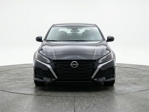 Used 2025 Nissan Altima 2.5 SV image 2