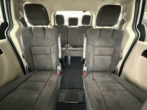 Used 2019 Dodge Grand Caravan SE w/ UConnect Hands-Free Group image 46