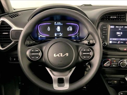 Used 2025 Kia Soul LX w/ LX Technology Package FWD image 5