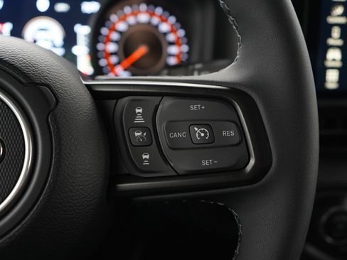 Used 2025 Jeep Wrangler Willys AWD/4WD image 27