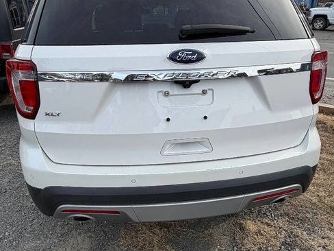 Used 2017 Ford Explorer XLT w/ Equipment Group 202A image 5