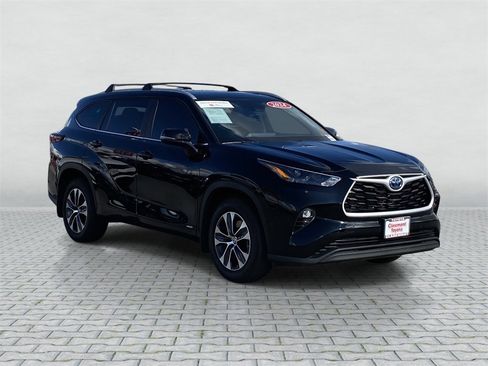 Certified 2024 Toyota Highlander XLE image 10
