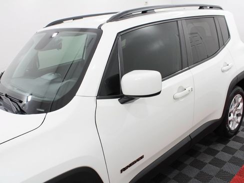 Used 2018 Jeep Renegade Latitude FWD image 9