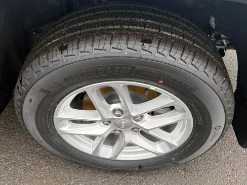 New 2025 Jeep Grand Cherokee Laredo X w/ Luxury Tech Group I image 25