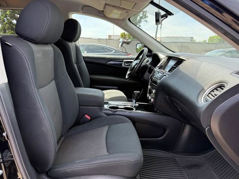 Used 2017 Nissan Pathfinder SV image 18
