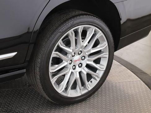 Used 2025 GMC Yukon Denali w/ Denali Reserve Package image 14