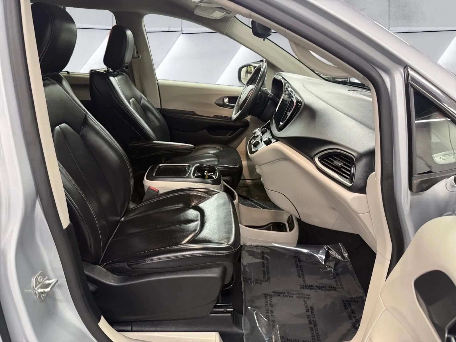 Used 2023 Chrysler Pacifica Touring-L FWD image 16