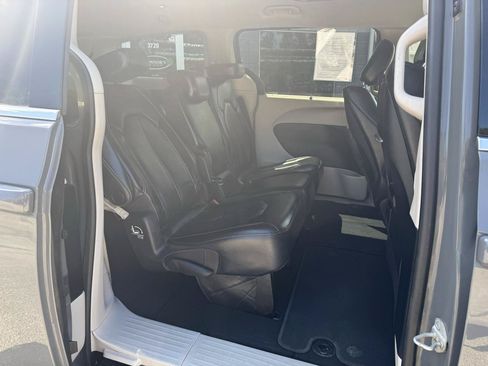 Used 2022 Chrysler Pacifica Touring-L w/ Uconnect Theater Family Group FWD image 12
