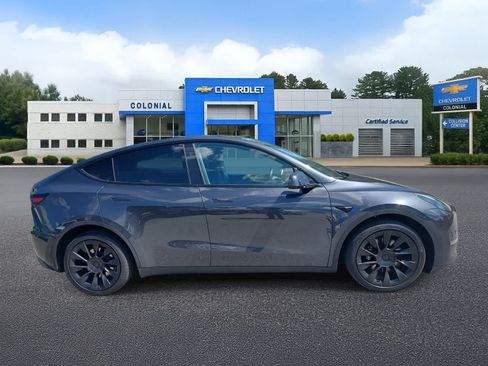 Used 2024 Tesla Model Y Long Range AWD/4WD image 3