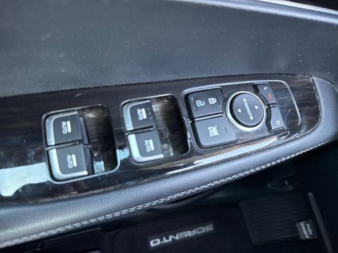 Used 2020 Kia Sorento LX FWD image 25