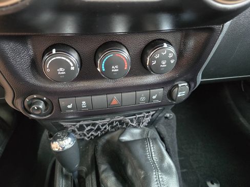 Used 2017 Jeep Wrangler Unlimited Sahara image 16