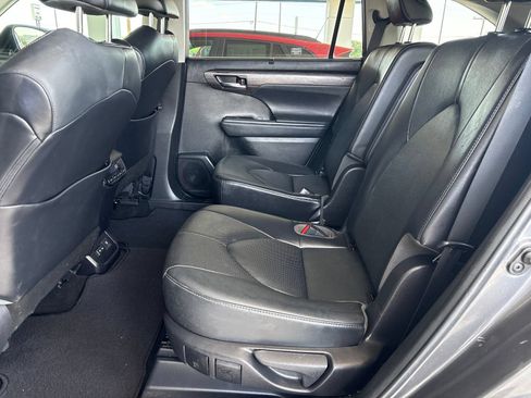 Used 2022 Toyota Highlander Limited FWD image 16
