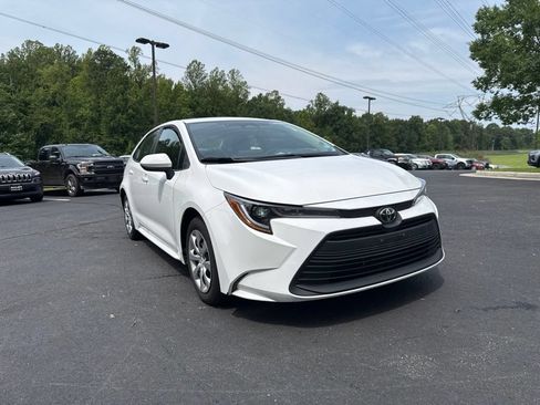 Used 2025 Toyota Corolla LE FWD image 3