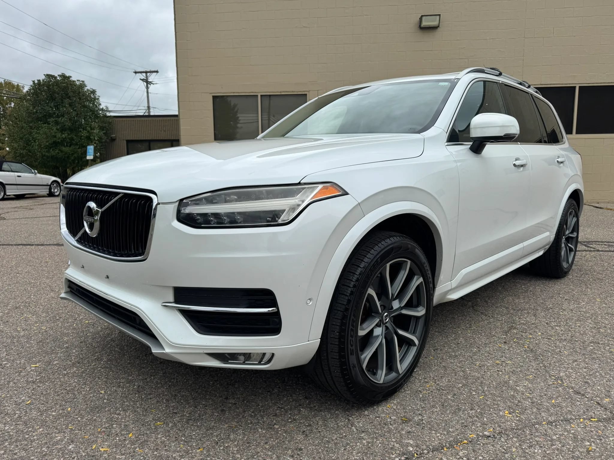 Used 2017 Volvo XC90 T6 Momentum w/ Vision Package AWD/4WD image 3