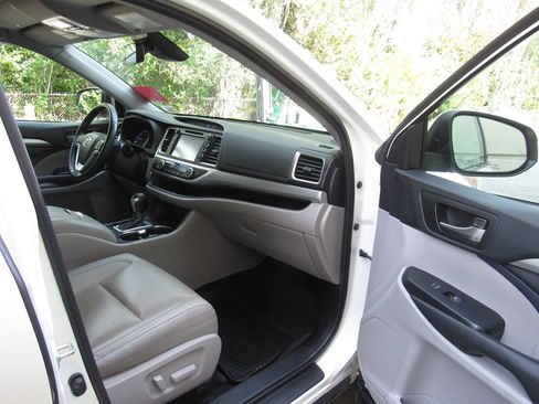 Certified 2019 Toyota Highlander XLE AWD/4WD image 18