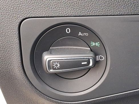 Used 2023 Volkswagen Tiguan SE image 25