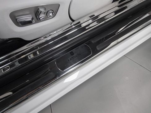 Used 2017 Rolls-Royce Dawn image 40