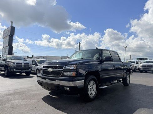 Used 2006 Chevrolet Silverado 1500 LT w/ Onstar Plus Package AWD/4WD image 2