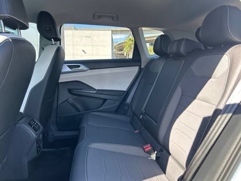 Used 2025 Volkswagen Taos SE FWD image 3