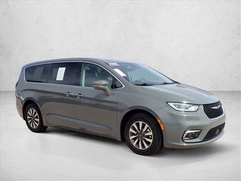 Used 2022 Chrysler Pacifica Touring-L FWD image 6