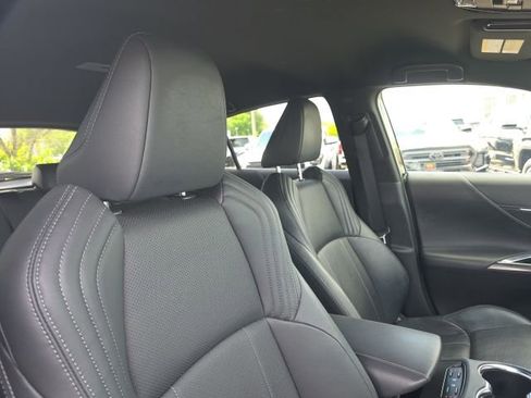 Used 2021 Toyota Venza XLE w/ Softex Package image 9