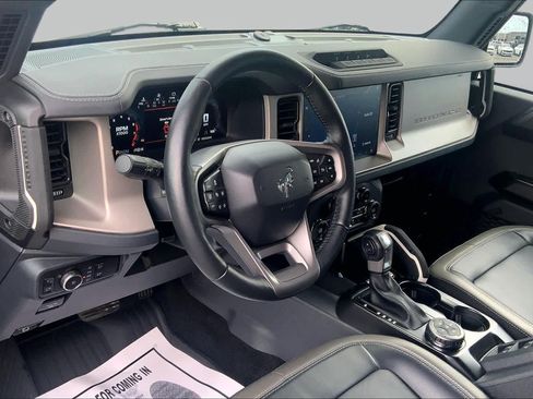Certified 2025 Ford Bronco Outer Banks w/ Sasquatch Package AWD/4WD image 18