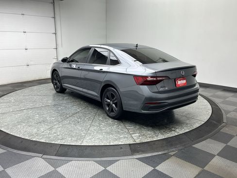 Used 2024 Volkswagen Jetta SE w/ Panoramic Sunroof Package image 2