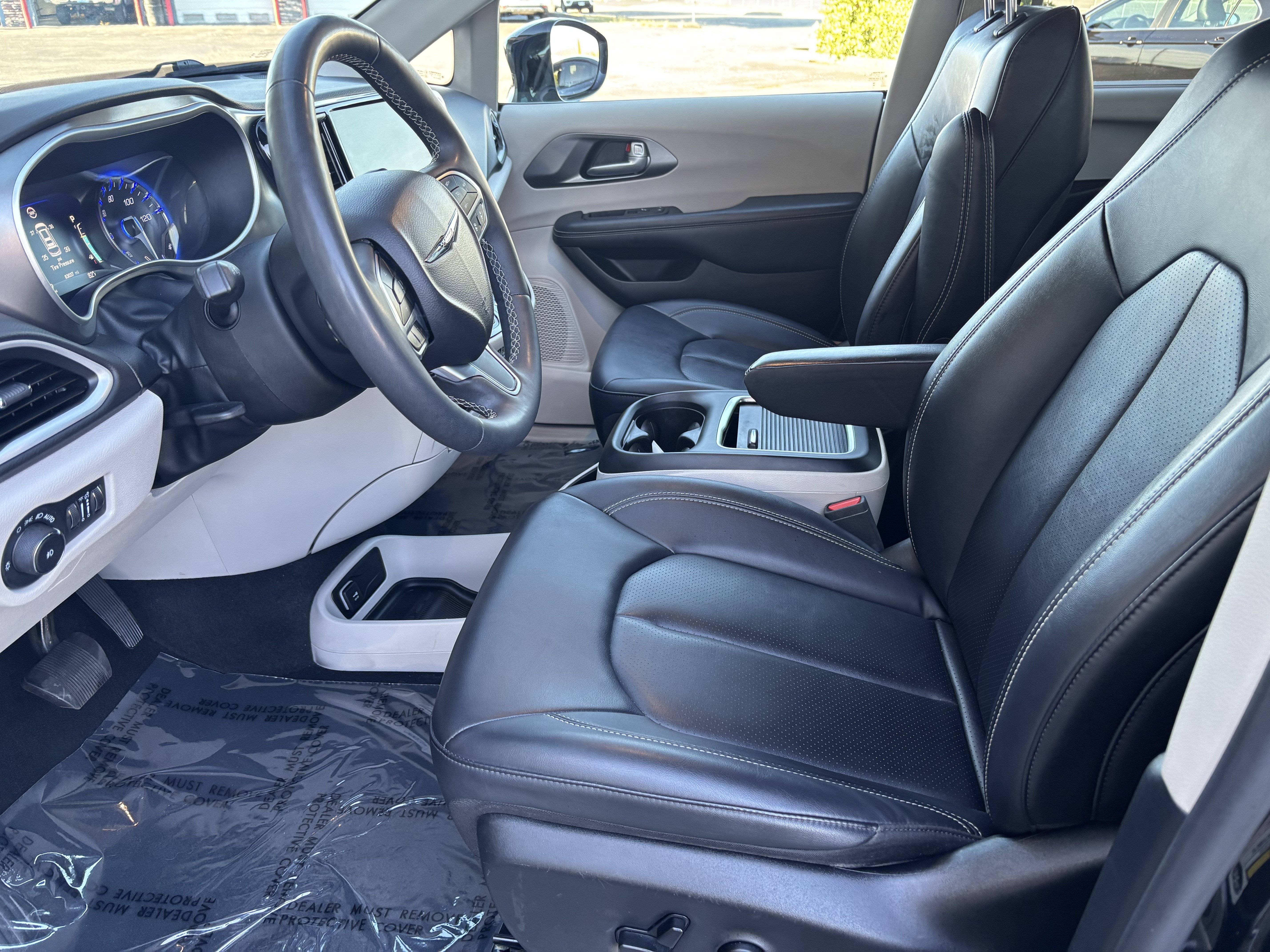 Used 2024 Chrysler Pacifica Touring-L FWD image 14