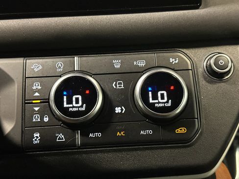 Used 2022 Land Rover Defender 110 AWD/4WD image 40