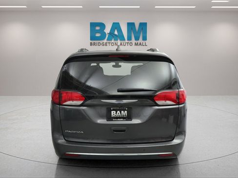 Used 2019 Chrysler Pacifica Touring-L image 3