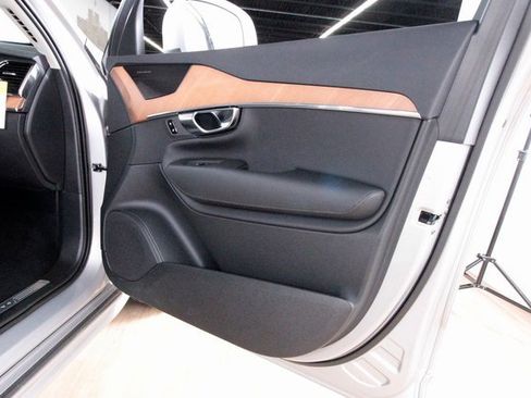 Certified 2025 Volvo XC90 B6 Plus w/ Protection Package Premier image 24