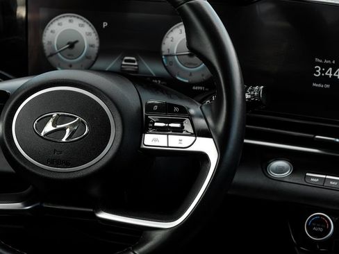 Used 2023 Hyundai Elantra Limited FWD image 17