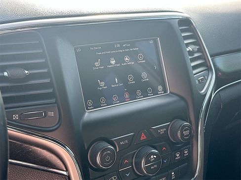 Used 2018 Jeep Grand Cherokee Limited image 13