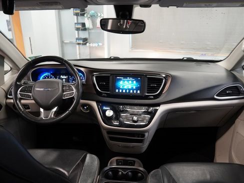 Used 2019 Chrysler Pacifica Touring-L image 18