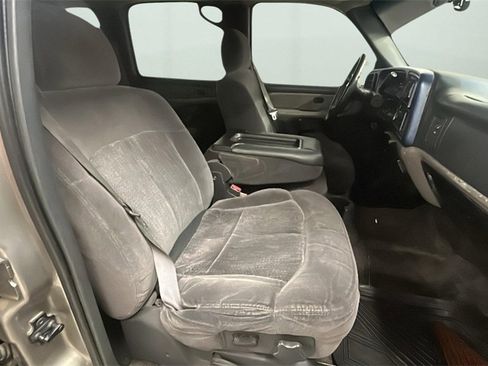 Used 2002 Chevrolet Suburban LS image 12