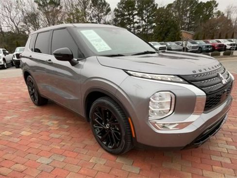 Used 2022 Mitsubishi Outlander SE image 3