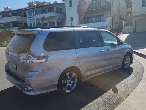 Used 2013 Toyota Sienna SE FWD image 4