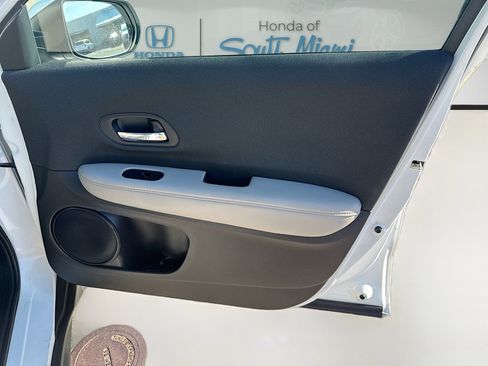 Used 2022 Honda HR-V LX image 32