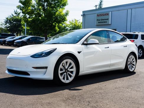 Used 2022 Tesla Model 3 Long Range AWD/4WD image 3