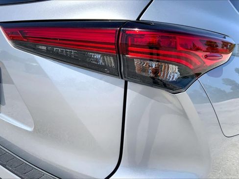 Used 2023 Toyota Highlander L FWD image 30