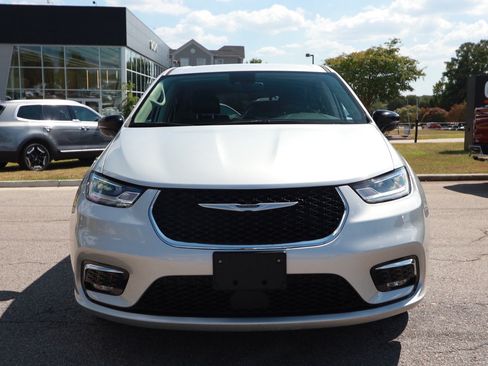 Used 2024 Chrysler Pacifica Touring-L FWD image 8